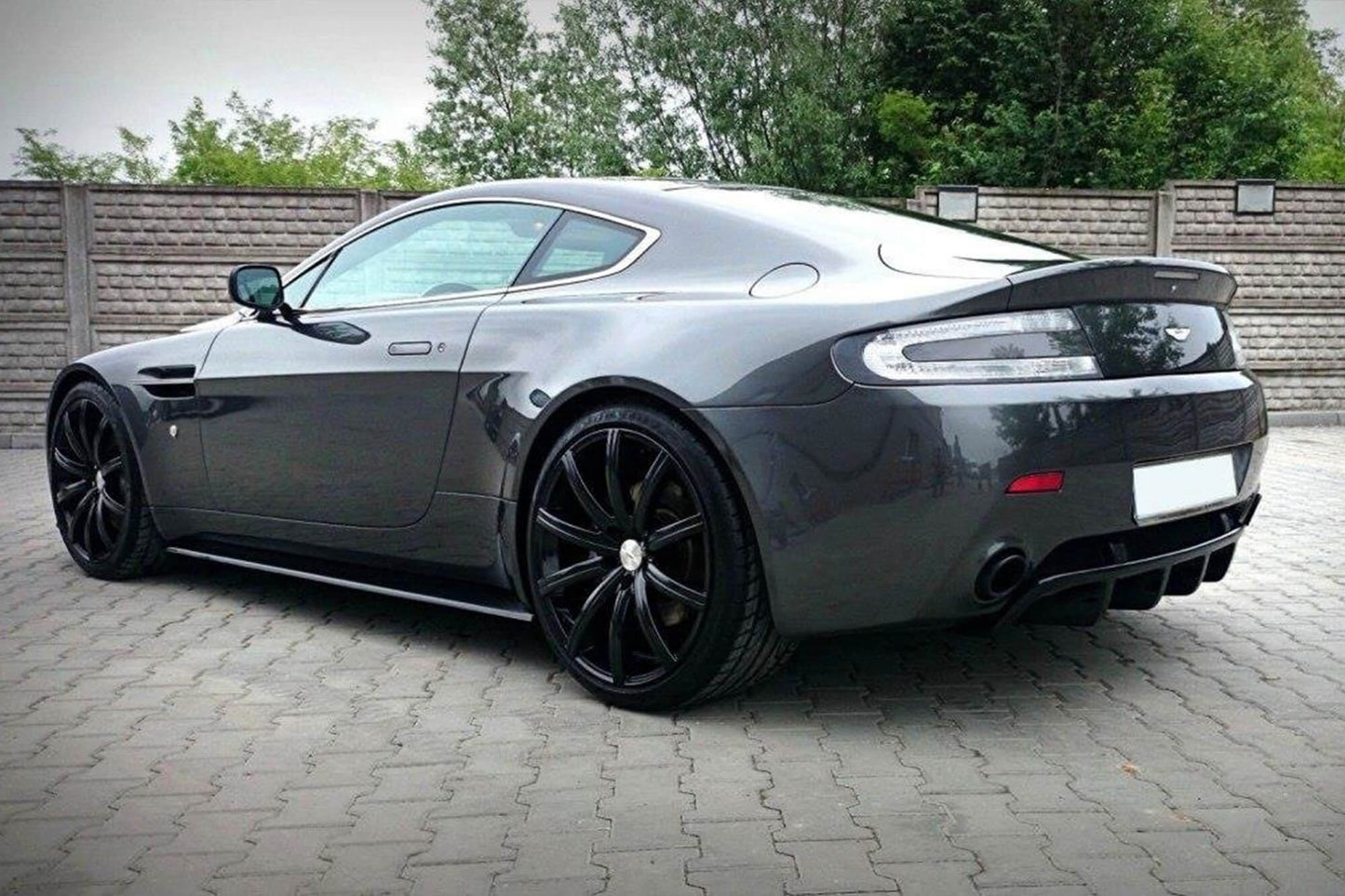 Extensie bara spate Maxton Design pentru Aston Martin V8 Vantage (dupa 2004), negru lucios