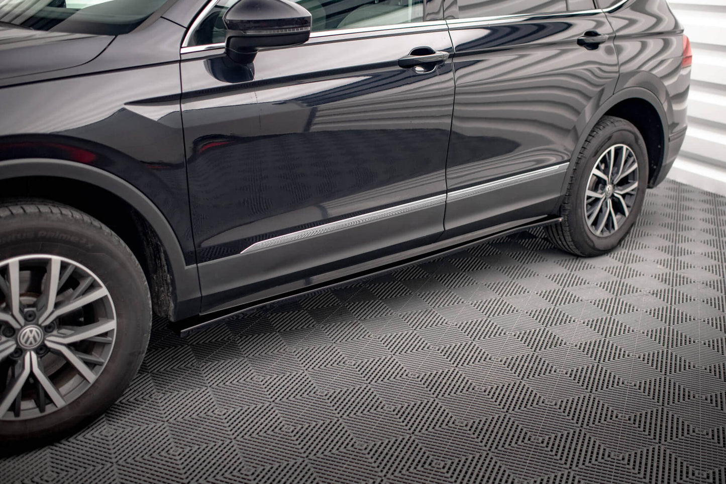Praguri Maxton Design pentru usi Volkswagen Tiguan Allspace (2015-2020), lac negru