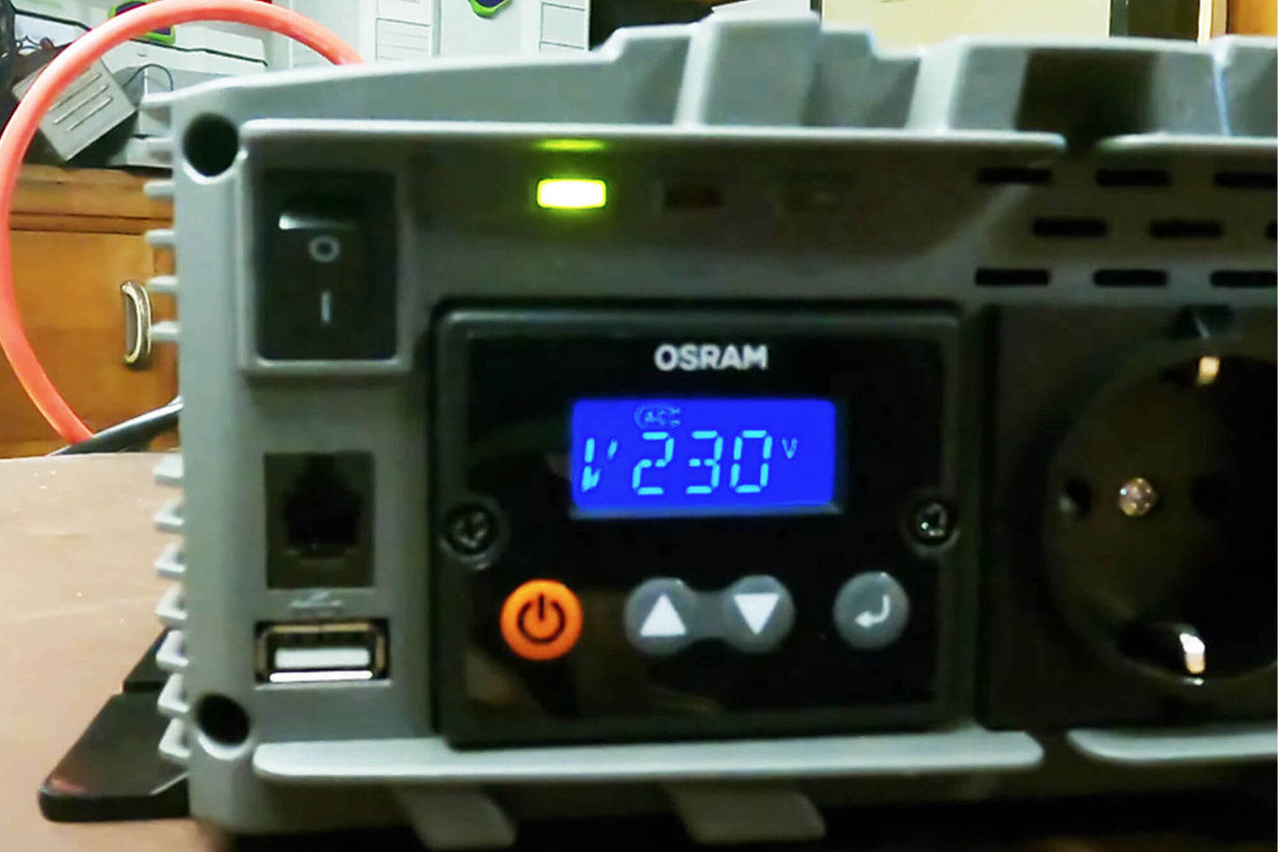 Invertor curent monofazat Osram Pure Sine Wave Inverter 12V DC, 1000W RDC, 98A, 50-60Hz, 200-240Vrms, cu o priza standard si o priza IEC320