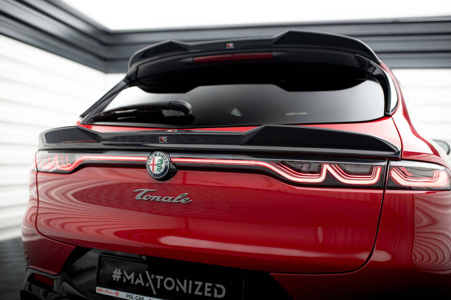 Spoiler Maxton Design pentru plafon Alfa Romeo Tonale dupa 2022, negru lucios