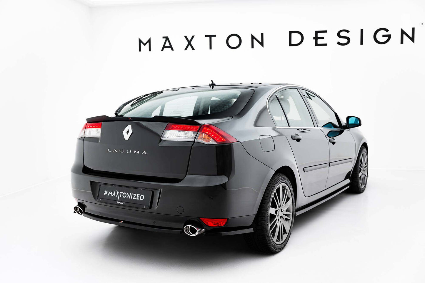 Difuser bara spate GT Maxton Design pentru Renault Laguna hatchback (2008-2010), lac negru