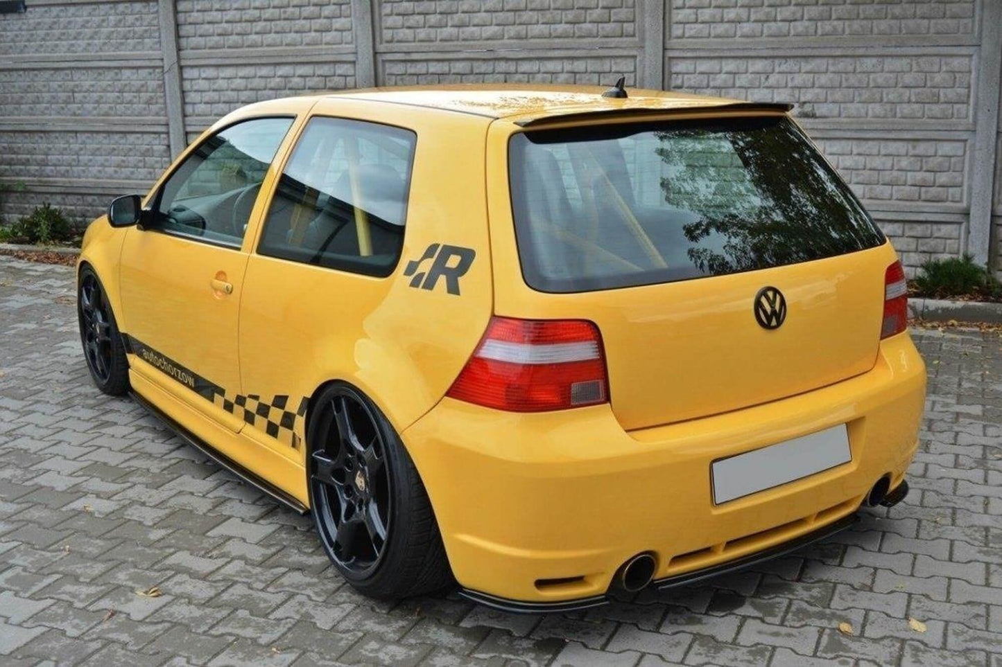 Extensii laterale Maxton Design pentru bara spate R32 VW Golf IV (2002-2004), negru mat