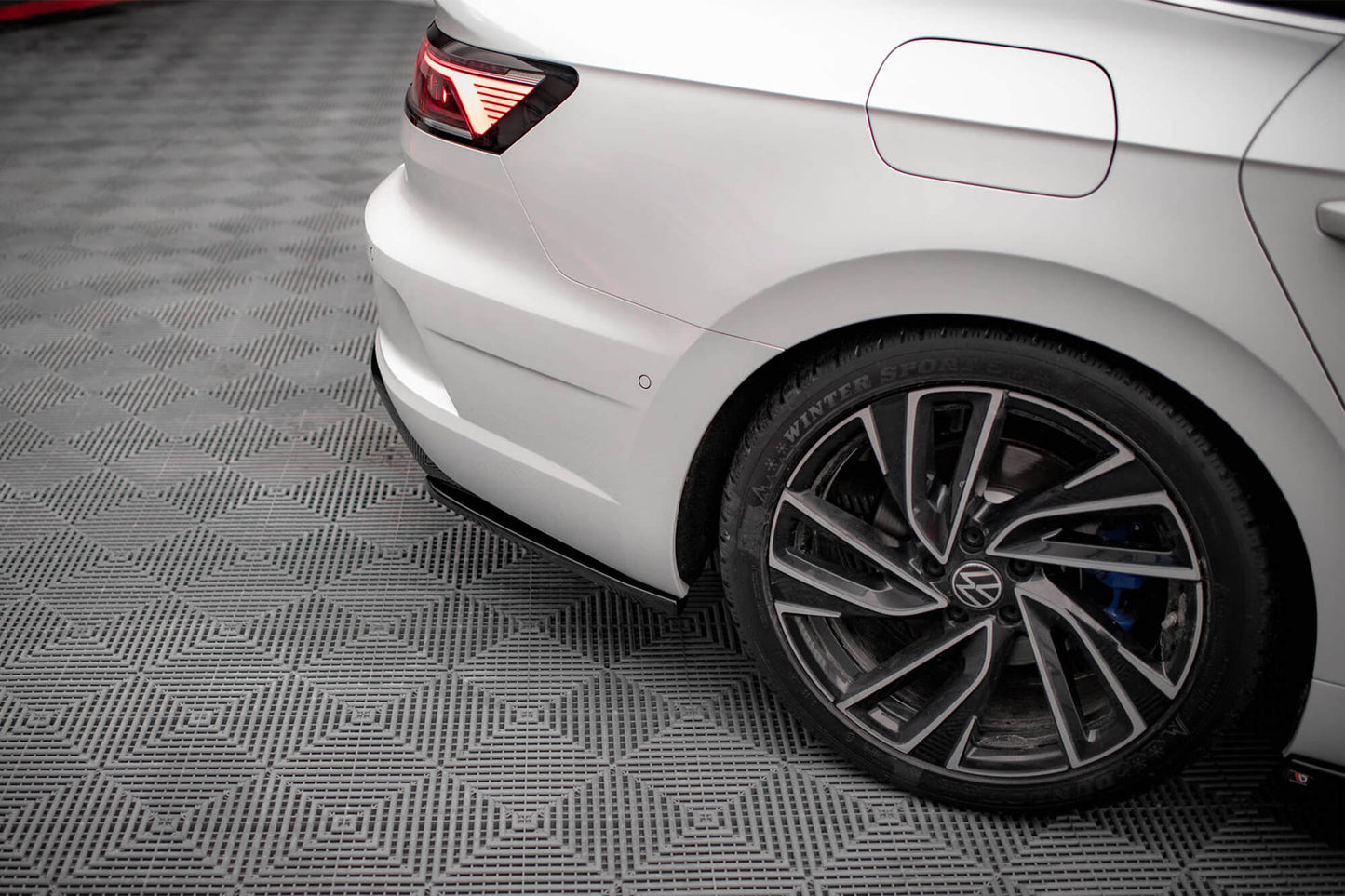 Maxton Design insertii laterale pentru bara spate Volkswagen Arteon R dupa 2020, lac negru