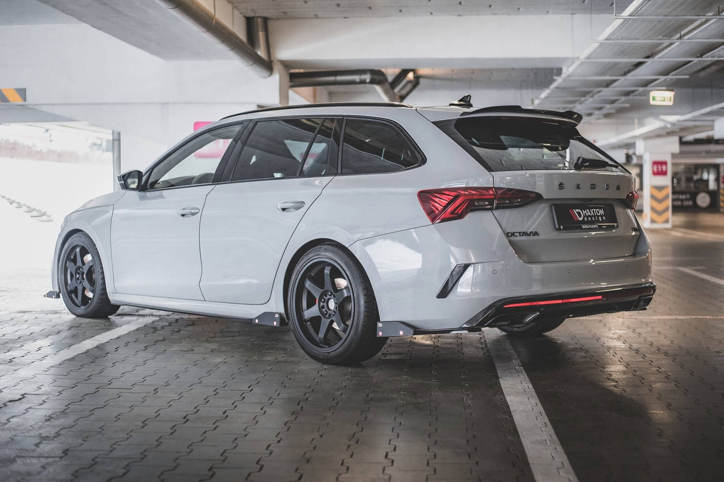 Insertii prag Maxton Design tip RS versiunea 2 pentru Skoda Octavia (dupa 2020), negru mat