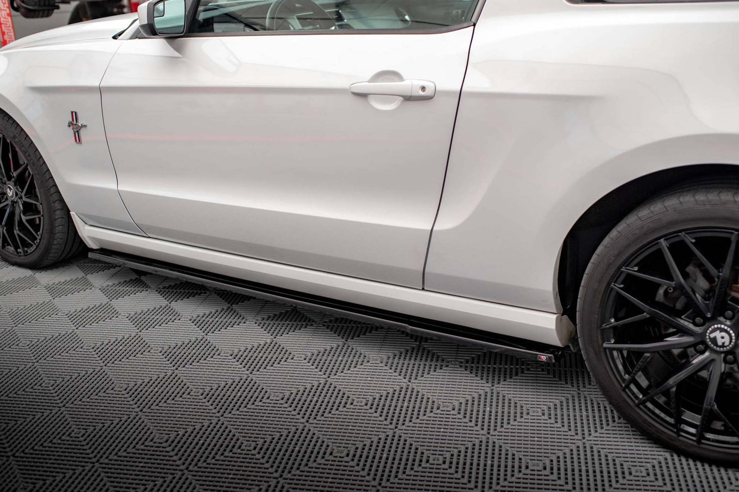 Praguri portiere Maxton Design pentru Ford Mustang Mk5 (2009-2014), negru lucios