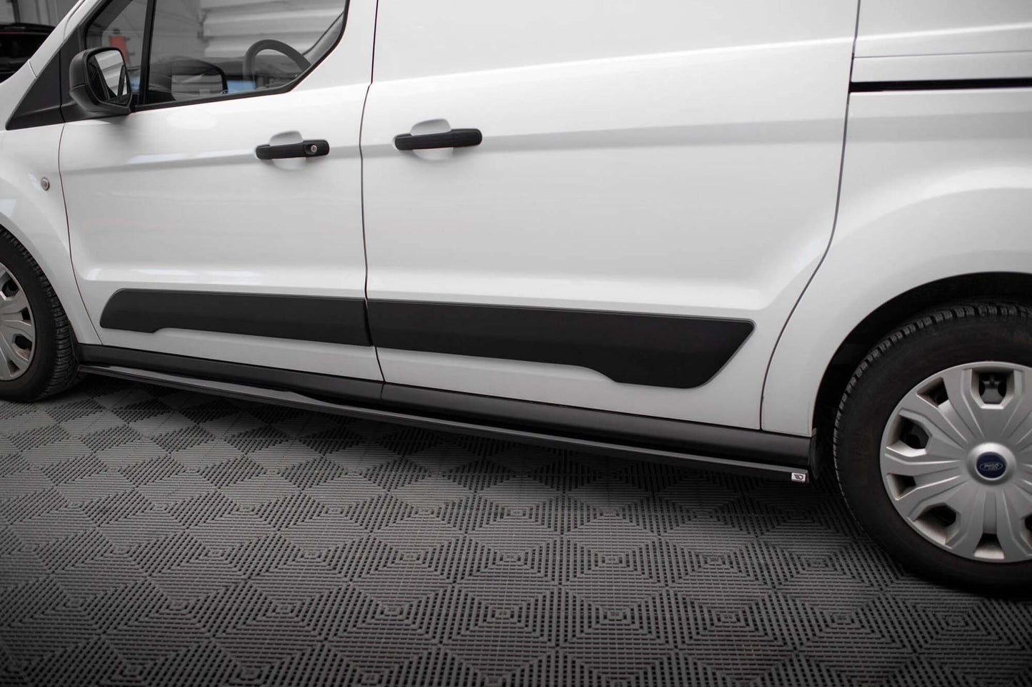 Maxton Design praguri usi pentru Ford Transit Connect (2017-2023), negru lucios