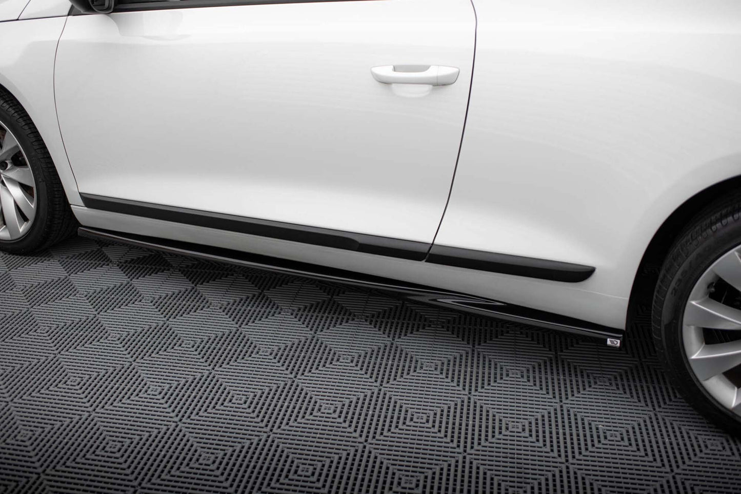 Maxton Design praguri pentru Volkswagen Scirocco (2014-2017), negru lucios