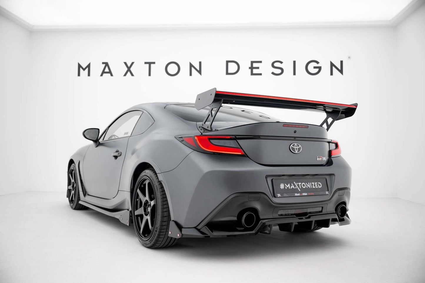 Maxton Design Spoiler din fibră de carbon pentru hayon cu lumină de frână LED pentru Toyota GR86 (după 2021)
