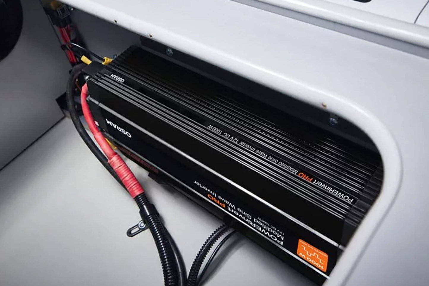 Invertor de curent monofazat Osram, unda sinusoidala modificata, 12V DC, 1000W, 98A, 50Hz, 200-240V RMS, cu un contact.