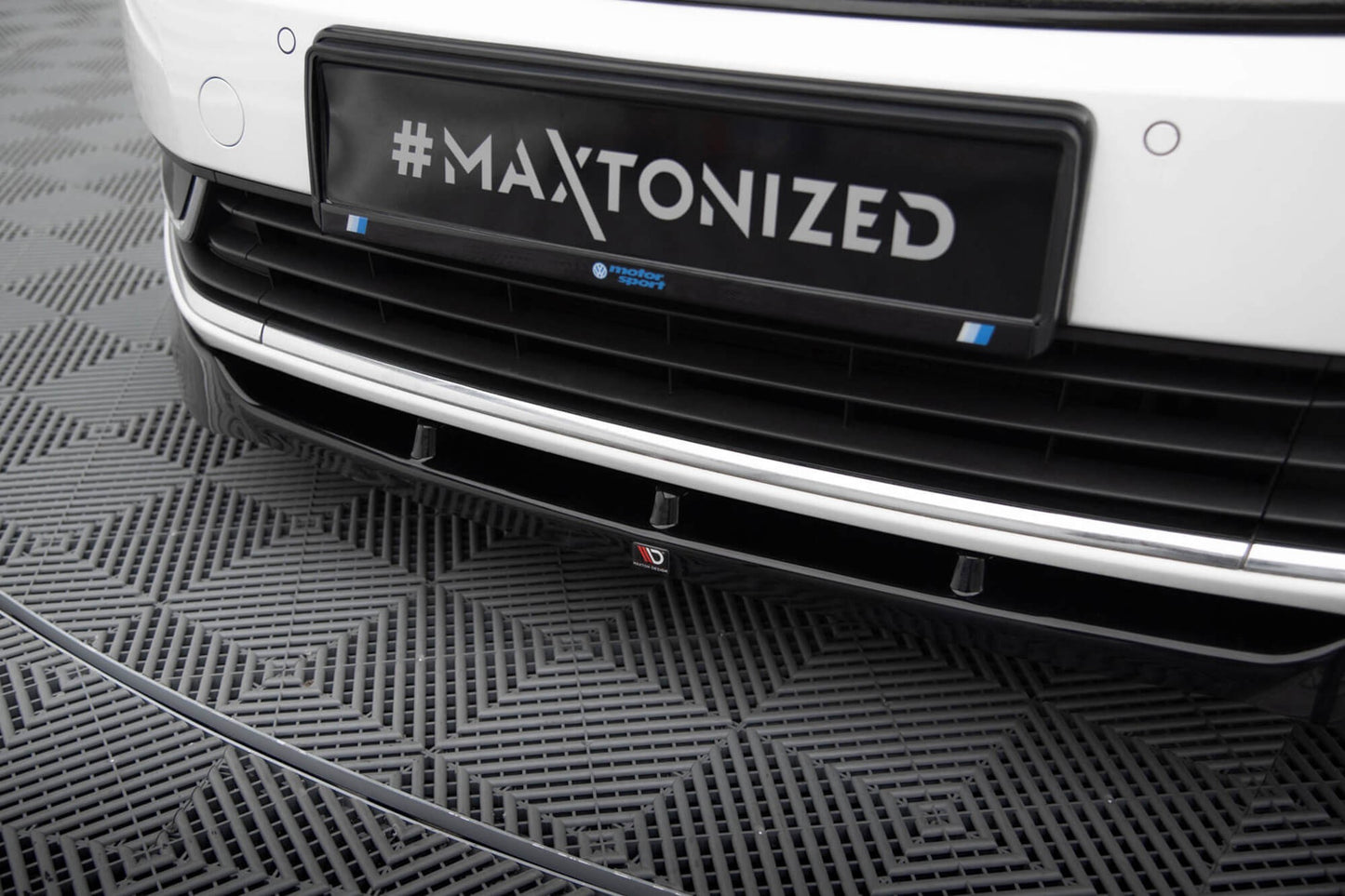 Spoiler Maxton Design pentru bara fata standard a VW Passat B7 (2010-2014), lac negru
