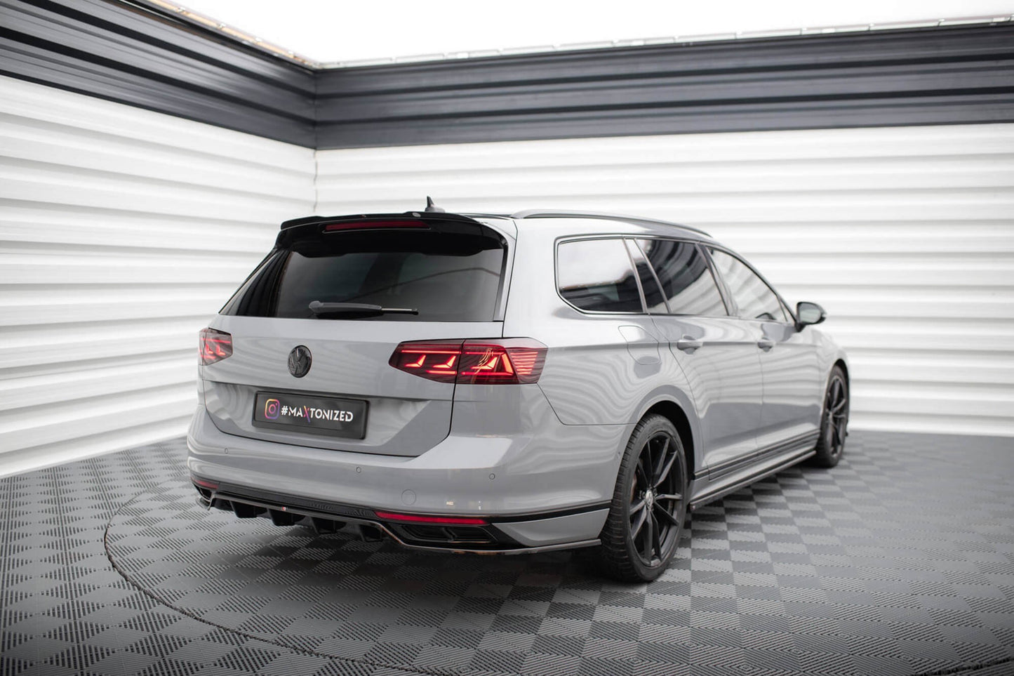 Spoiler Maxton Design tip R-Line pentru portbagajul VW Passat B8 station wagon (dupa 2015), lac negru