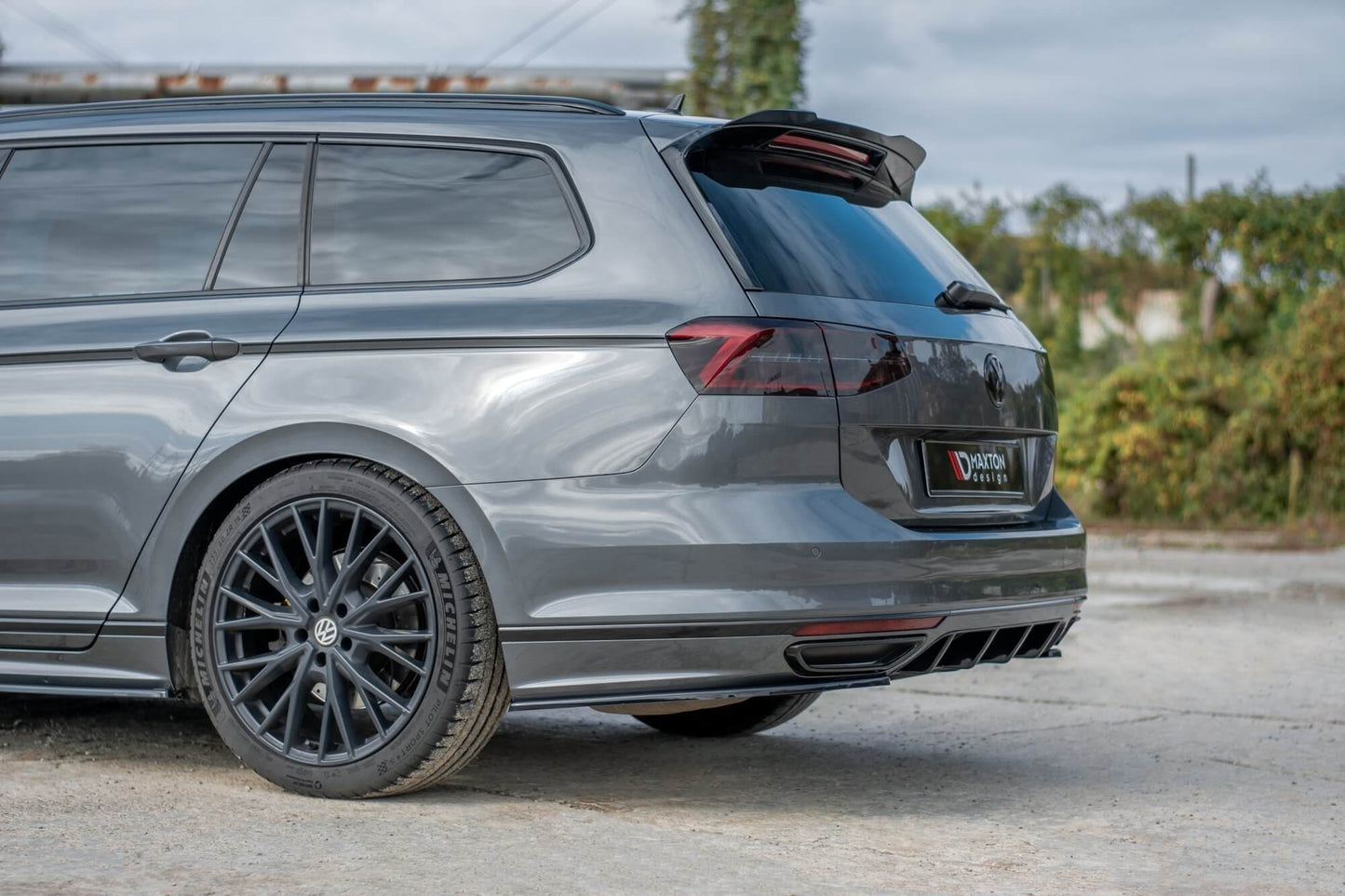 Spoiler Maxton Design tip R-Line pentru portbagajul VW Passat B8 station wagon (dupa 2015), culoare carbon
