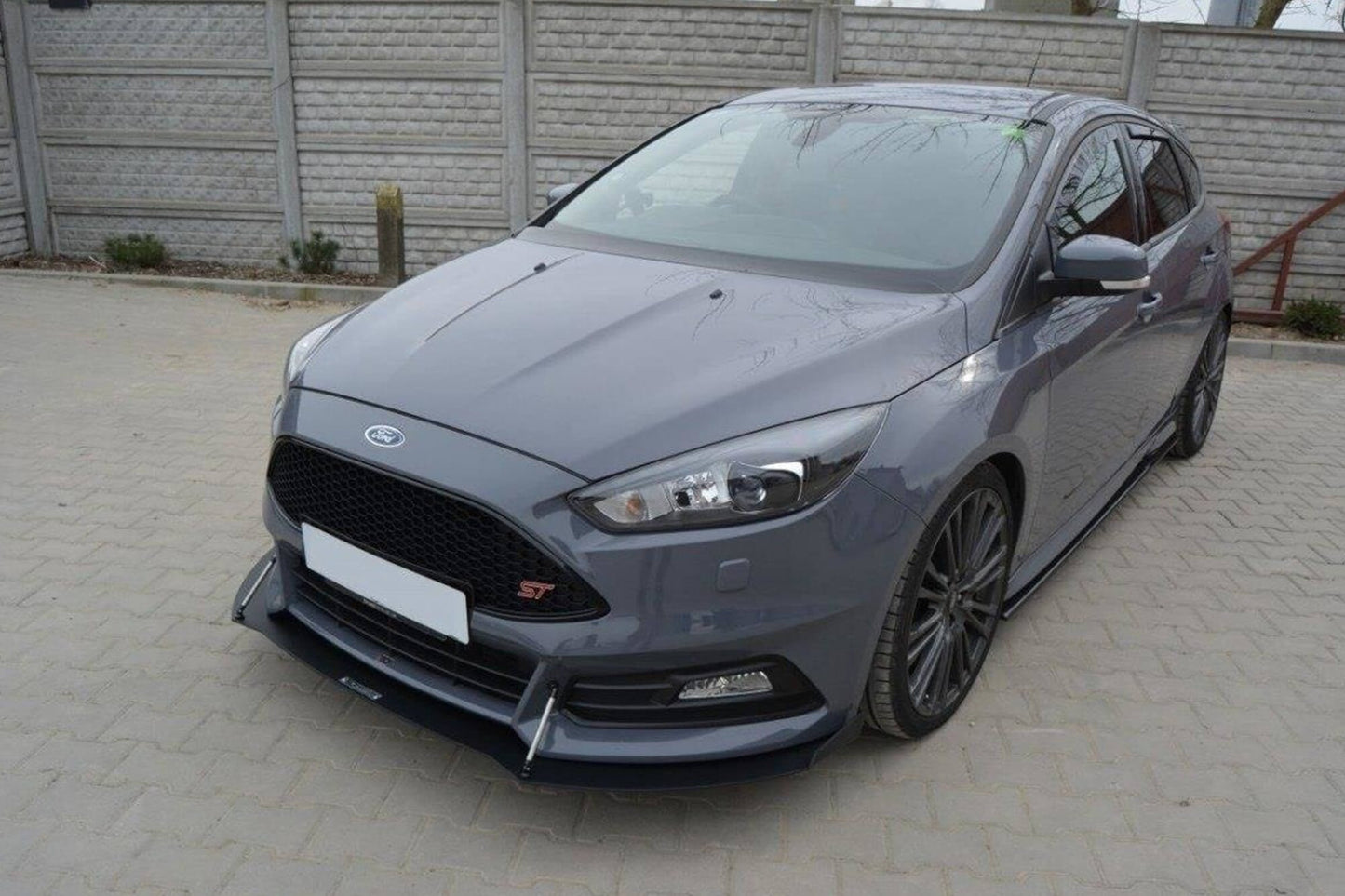 Spoiler Maxton Design tip Racing versiune 2 pentru bara fata ST Ford Focus (2015-2018), negru mat
