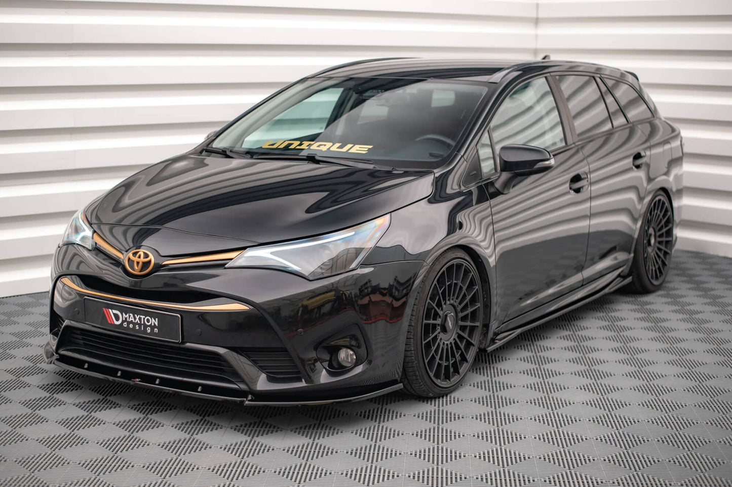 Spoiler Maxton Design versiunea 1 pentru bara față Toyota Avensis (2015-2018), culoare carbon