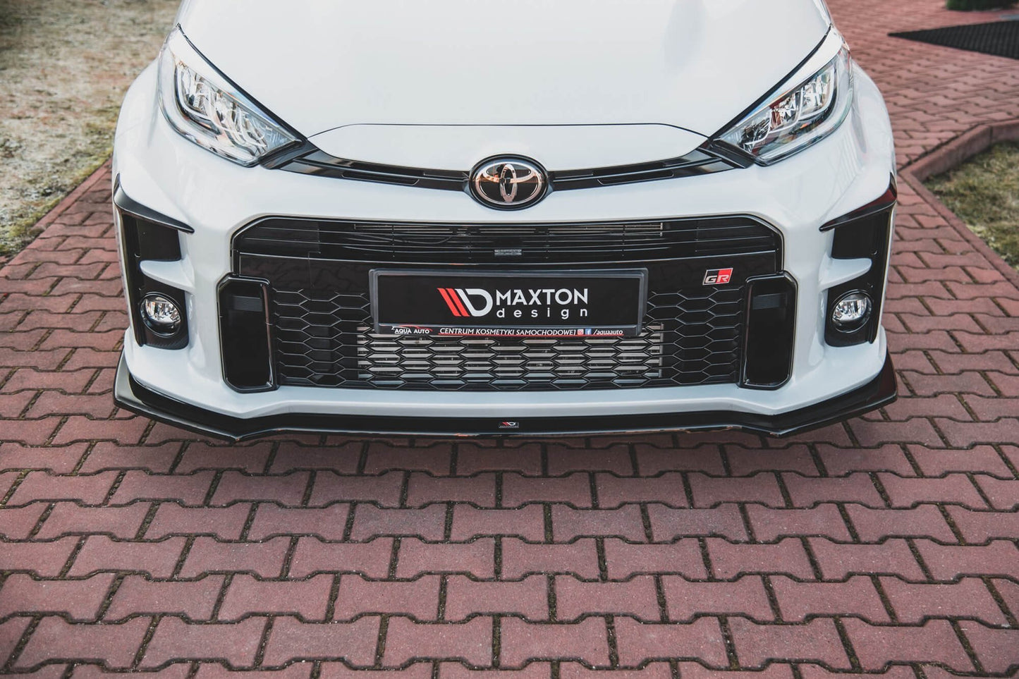 Spoiler Maxton Design versiunea 1 pentru bara față GR a Toyota Yaris (după 2020), culoare carbon