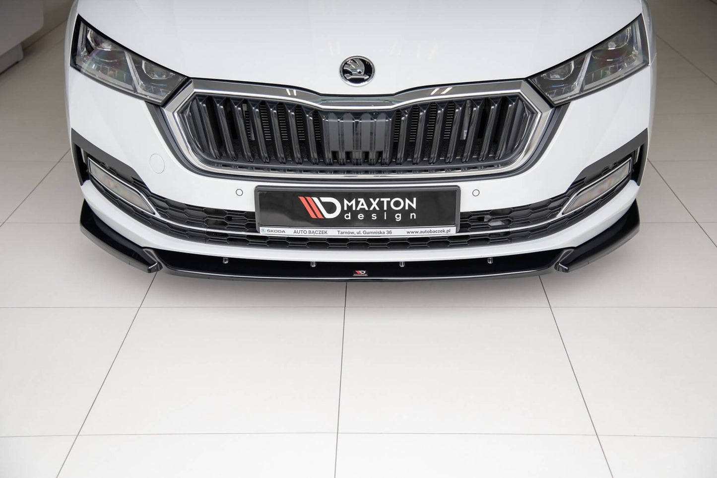 Spoiler Maxton Design versiunea 1 pentru bara fata standard a Skoda Octavia (dupa 2019), negru mat