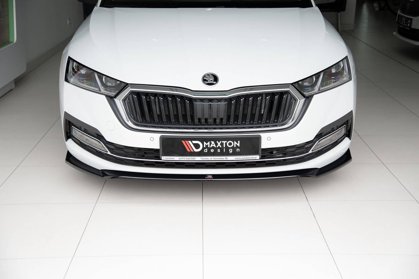 Spoiler Maxton Design versiunea 2 pentru bara fata standard a Skoda Octavia (dupa 2019), culoare carbon
