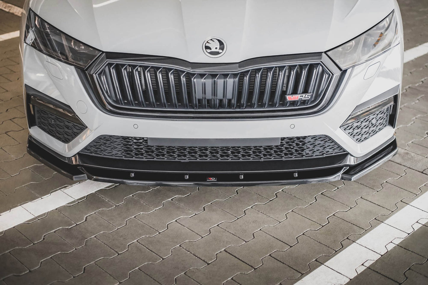 Maxton Design spoiler versiunea 3 pentru bara fata RS a Skoda Octavia (dupa 2020), culoare carbon