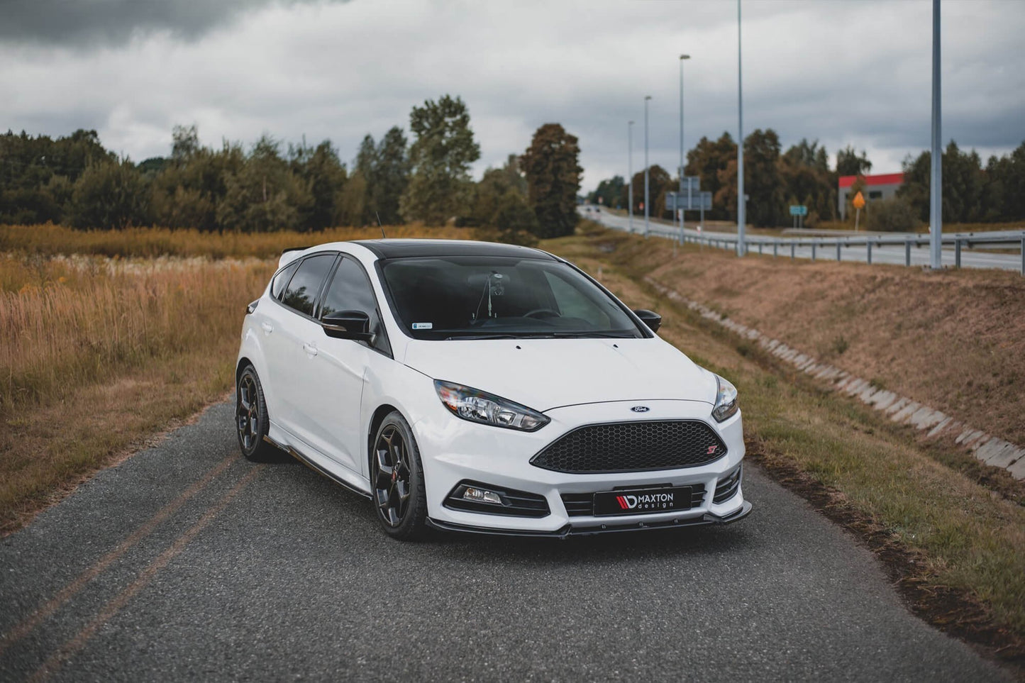 Spoiler Maxton Design versiunea 4 pentru bara fata ST a Ford Focus (2015-2018), negru mat