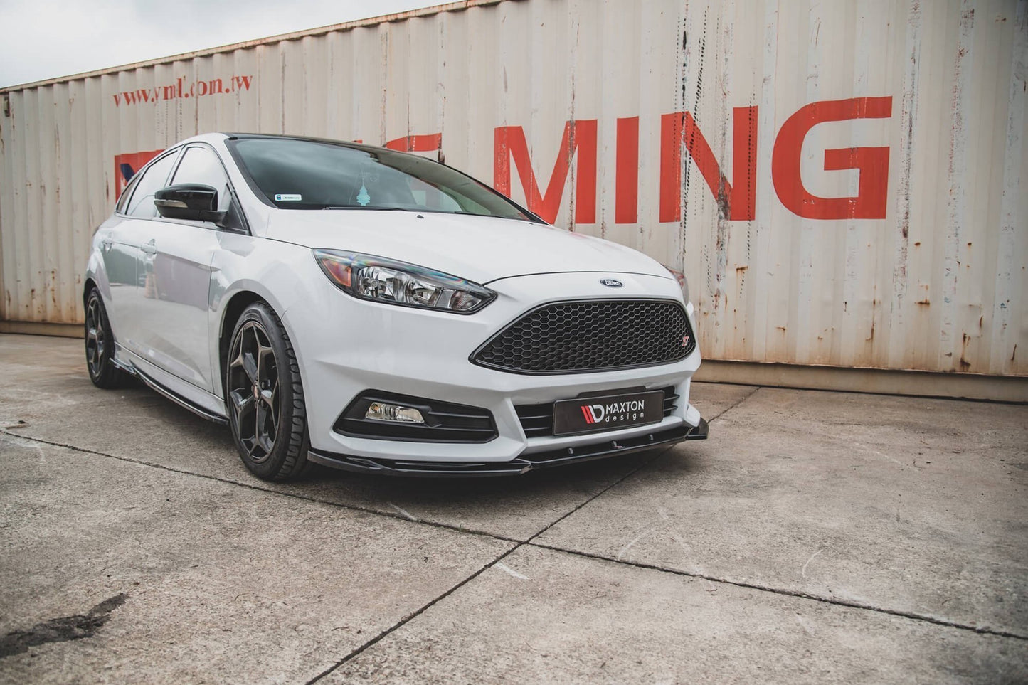 Spoiler Maxton Design versiunea 5 pentru bara fata ST a Ford Focus (2015-2018), negru mat