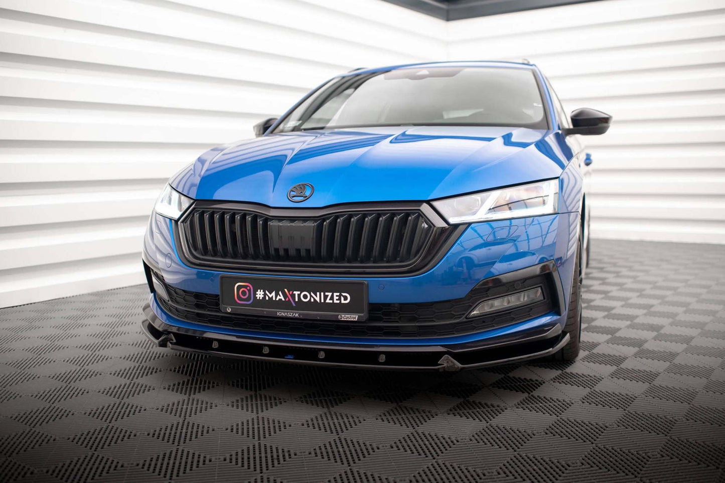 Spoiler Maxton Design versiunea 1 pentru bara fata a Skoda Octavia Sportline (dupa 2019), lac negru