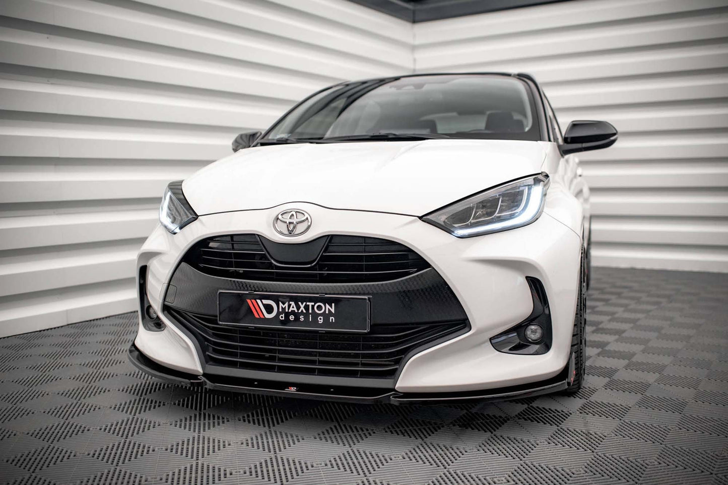 Spoiler Maxton Design versiunea 1 pentru bara față a Toyota Yaris MK4 (2019+), negru lucios
