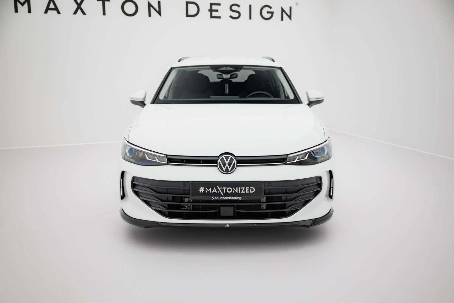 Spoiler Maxton Design versiunea 1 pentru bara fata a VW Passat B9 (dupa 2024), lac negru
