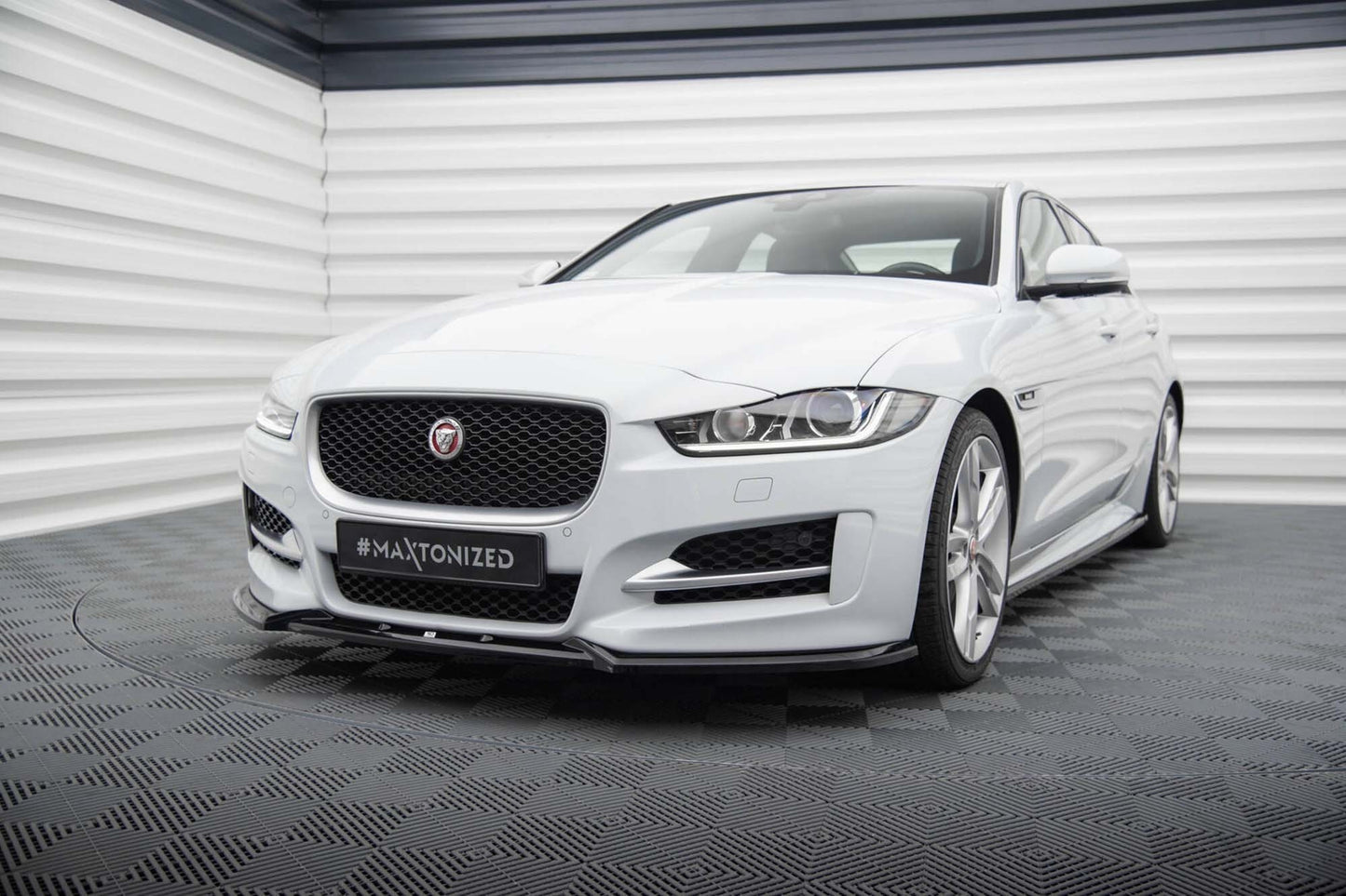Spoiler Maxton Design versiunea 2 pentru bara fata a Jaguar XE R-Sport X760 (dupa 2015), negru lacuit
