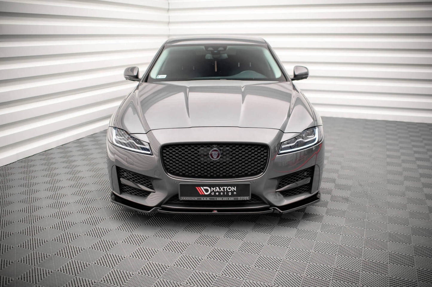 Spoiler Maxton Design versiunea 2 pentru bara fata a Jaguar XF R-Sport (2015-2020), negru lacuit