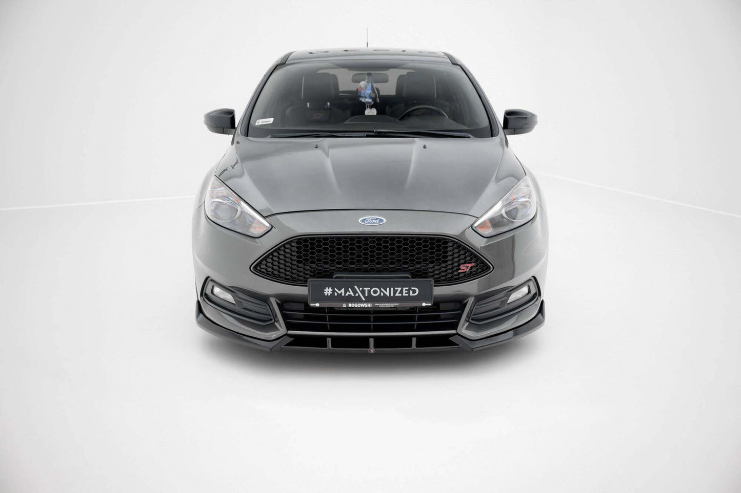 Splitter Maxton Design versiunea 6 pentru bara fata ST a Ford Focus (2015-2018), negru lucios