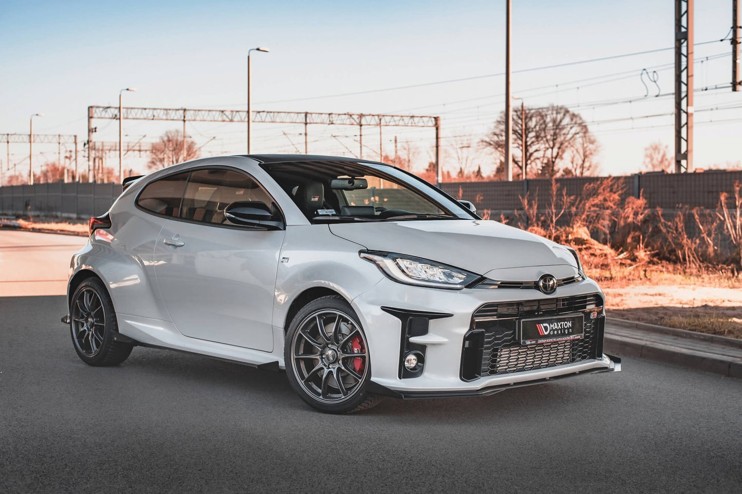 Spoiler cu lamele tip Racing Maxton Design pentru bara fata GR a Toyota Yaris (2020+), negru mat