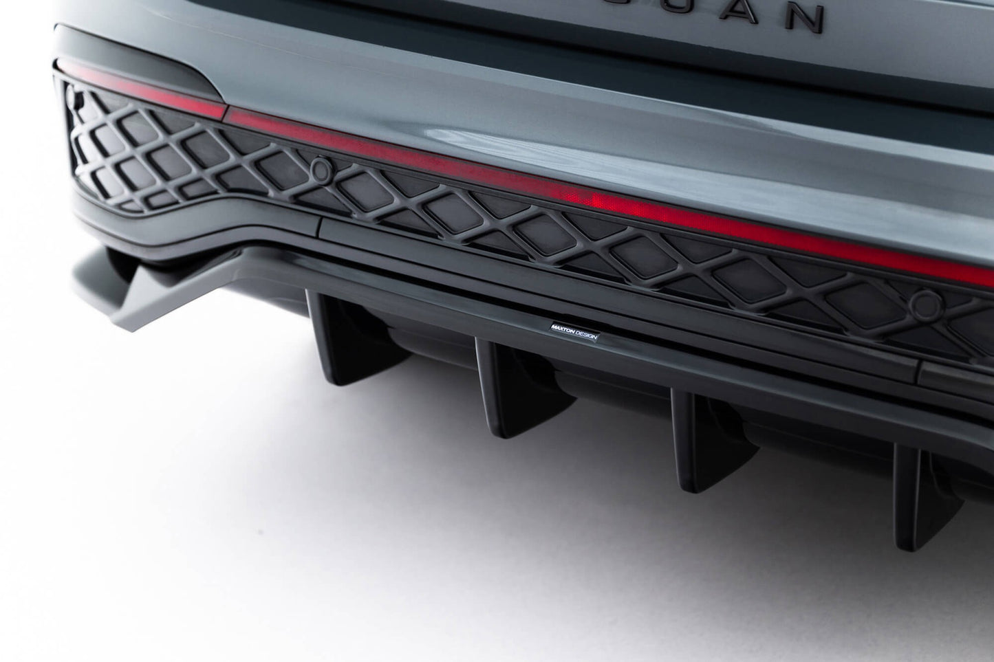 Spoiler Maxton Design pentru bara spate R Line a Volkswagen Tiguan dupa 2024, negru lacuit, spoilerul este compatibil si cu modelul cu bara de remorcare