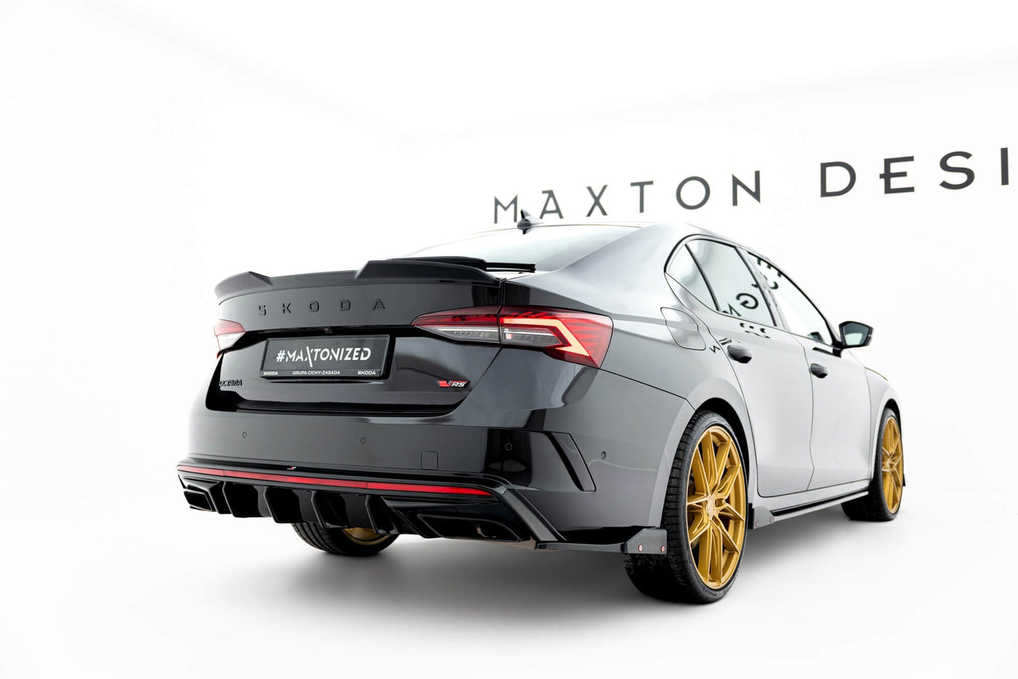 Insertii laterale + elemente aerodinamice suplimentare Maxton Design versiunea 4 pentru bara spate a Skoda Octavia RS (dupa 2020), lac negru