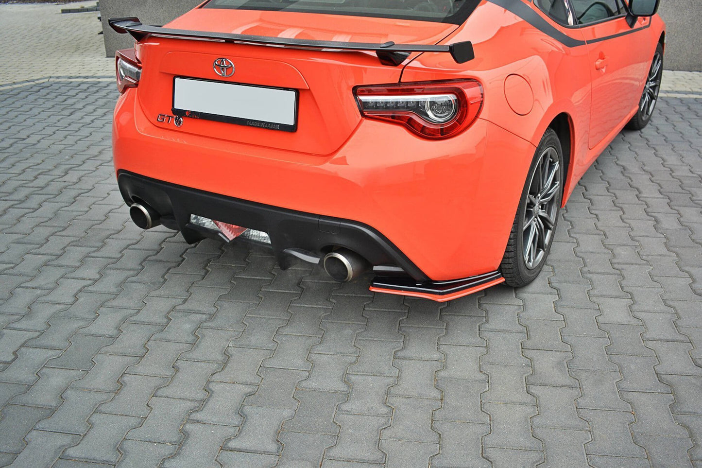 Extensii laterale Maxton Design versiunea 2 pentru bara spate Toyota GT86 (dupa 2017), negru mat/rosu lacuit