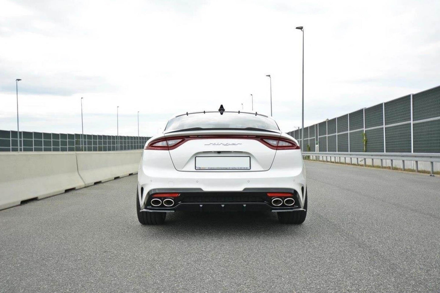 Maxton Design praguri laterale pentru bara spate GT a Kia Stinger (2017+), lac negru