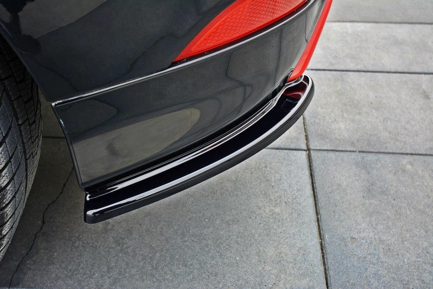 Praguri laterale Maxton Design pentru bara spate ST-Line a Ford Focus (2015-2018), negru mat