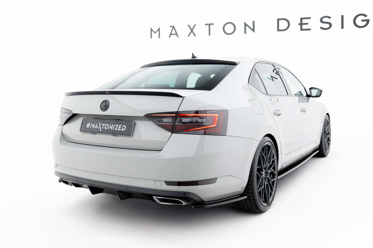 Maxton Design Versiunea 2 Extensii laterale pentru bara spate Skoda Superb Liftback, Combi (2015-2019), negru lucios