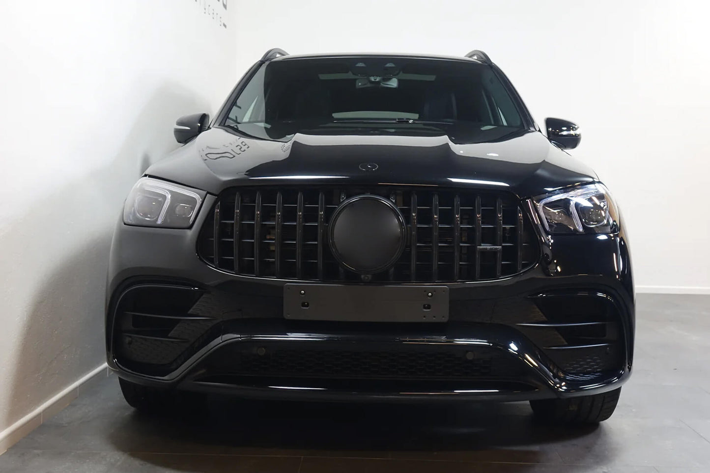 Pachet tuning tip 63 compatibil cu Mercedes GLE SUV W167 dupa 2020, cu elemente negre.
