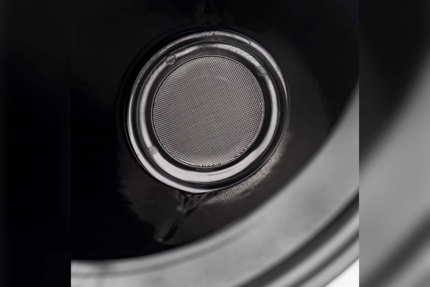 Black Amio funnel with sieve, diameter 21 cm, angled neck