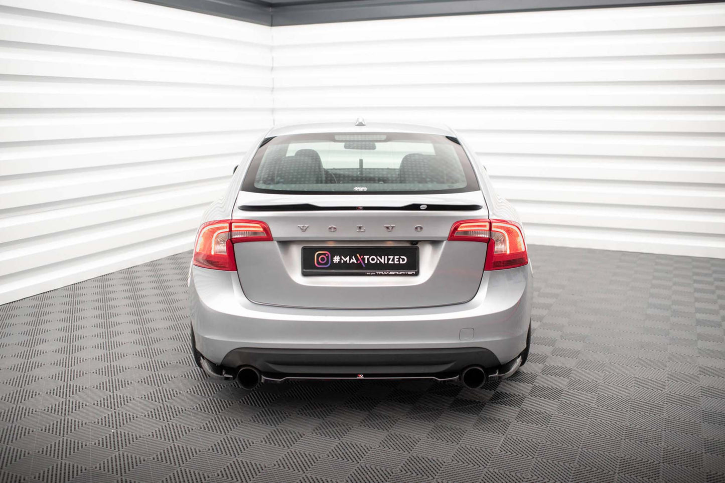 Maxton Design insertie difuser pentru Volvo S60 R-Design Mk2 (2010-2014), negru lacuit