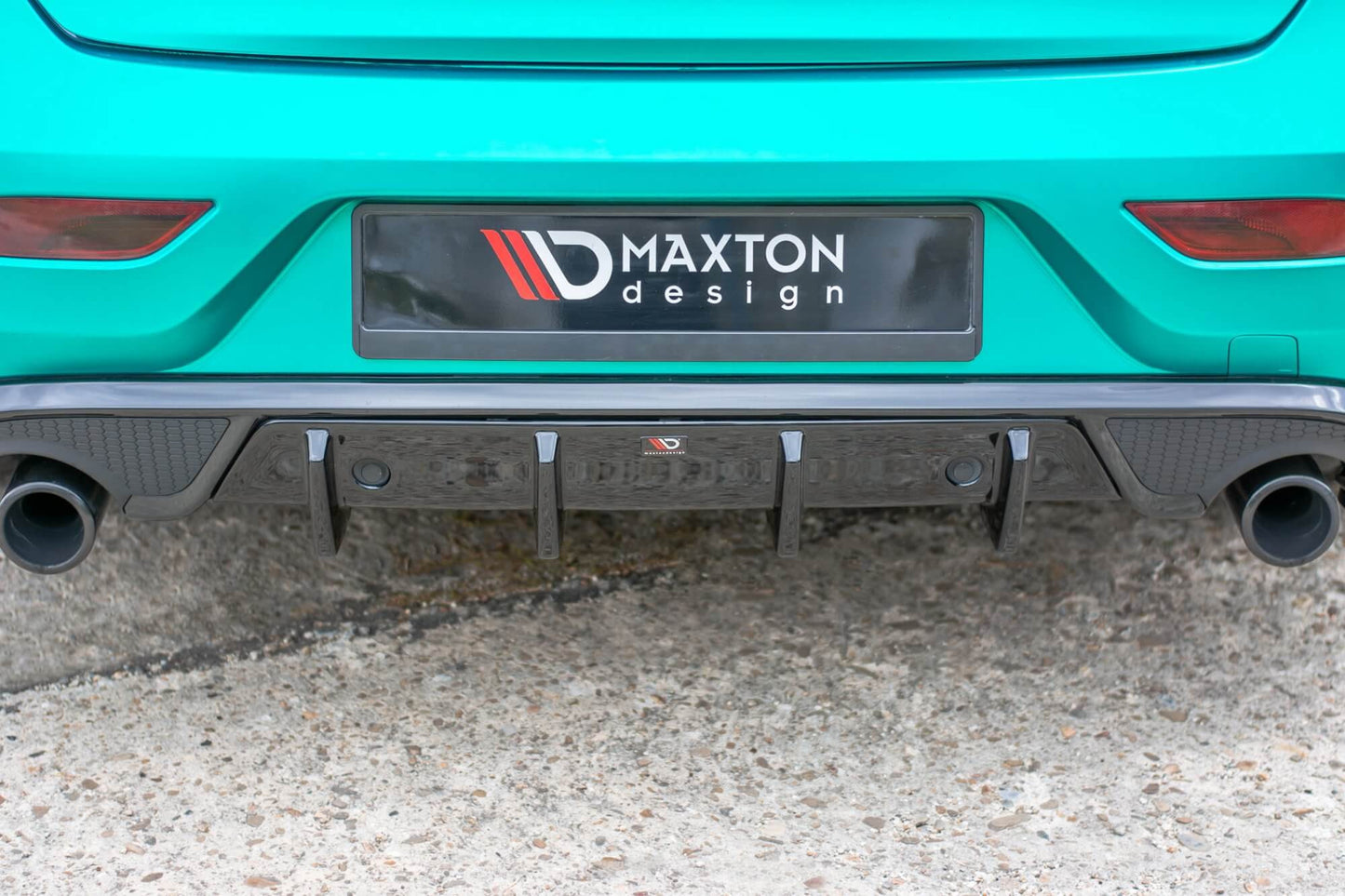 Insert difuser spate Maxton Design pentru bara R-Design Volvo V40 (2012-2019), negru lacuit