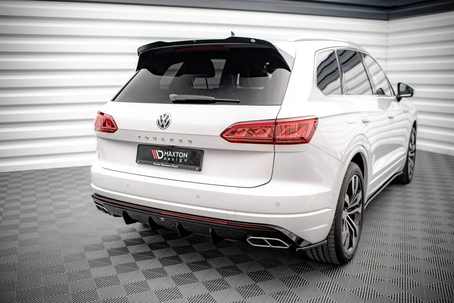 Insert difuser spate Maxton Design pentru VW Touareg R-line dupa 2018, negru lucios