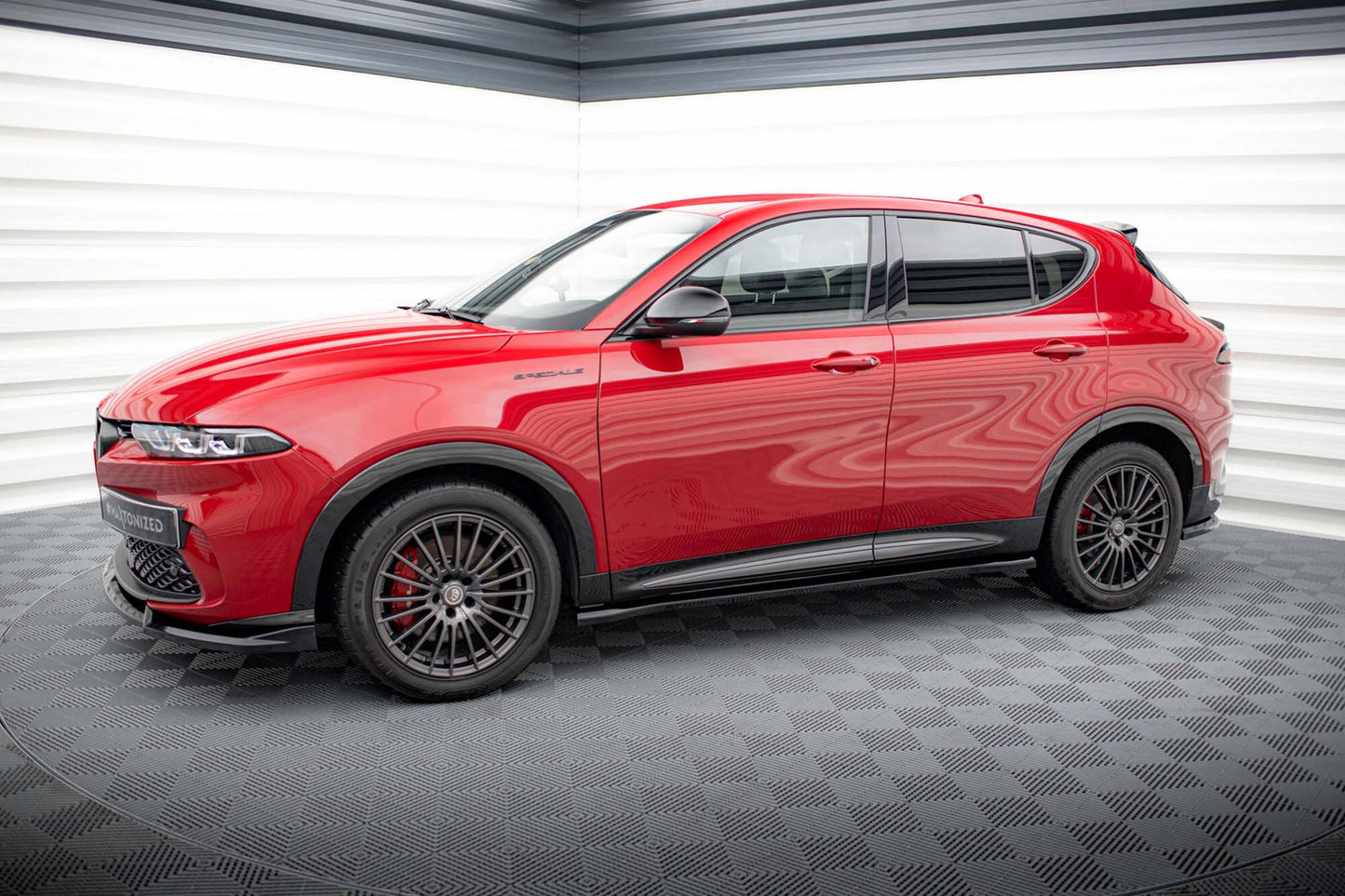 Maxton Design add-on-uri pentru Alfa Romeo Tonale praguri din 2022, negru lucios
