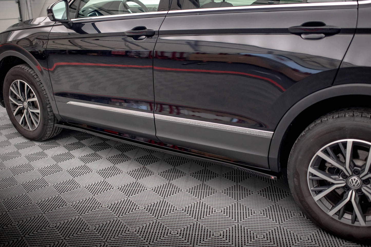Praguri Maxton Design pentru usi Volkswagen Tiguan Allspace (2015-2020), lac negru