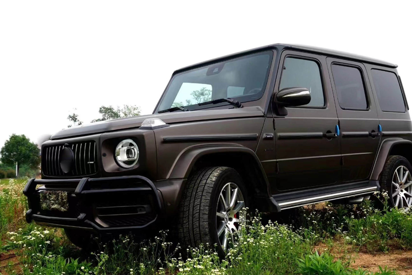 Bara față tuning tip 63 cu vopsea neagră compatibilă cu Mercedes G-Class W464 (după 2018) cu PDC, grilă, capace faruri, extensii aripi
