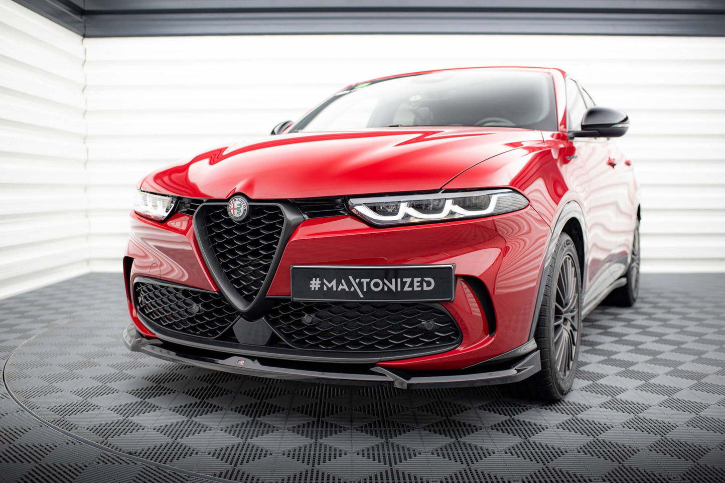 Spoiler Maxton Design versiunea 1 pentru Alfa Romeo Tonale bară față după 2022, negru lucios