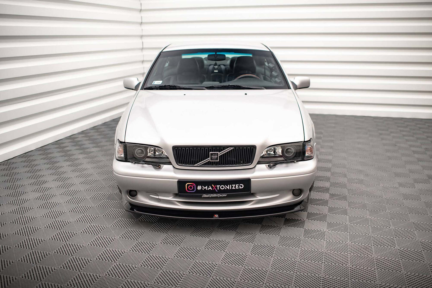 Spoiler Maxton Design versiunea 1 pentru bara față Volvo C70 MK1 (1997-2005), negru mat