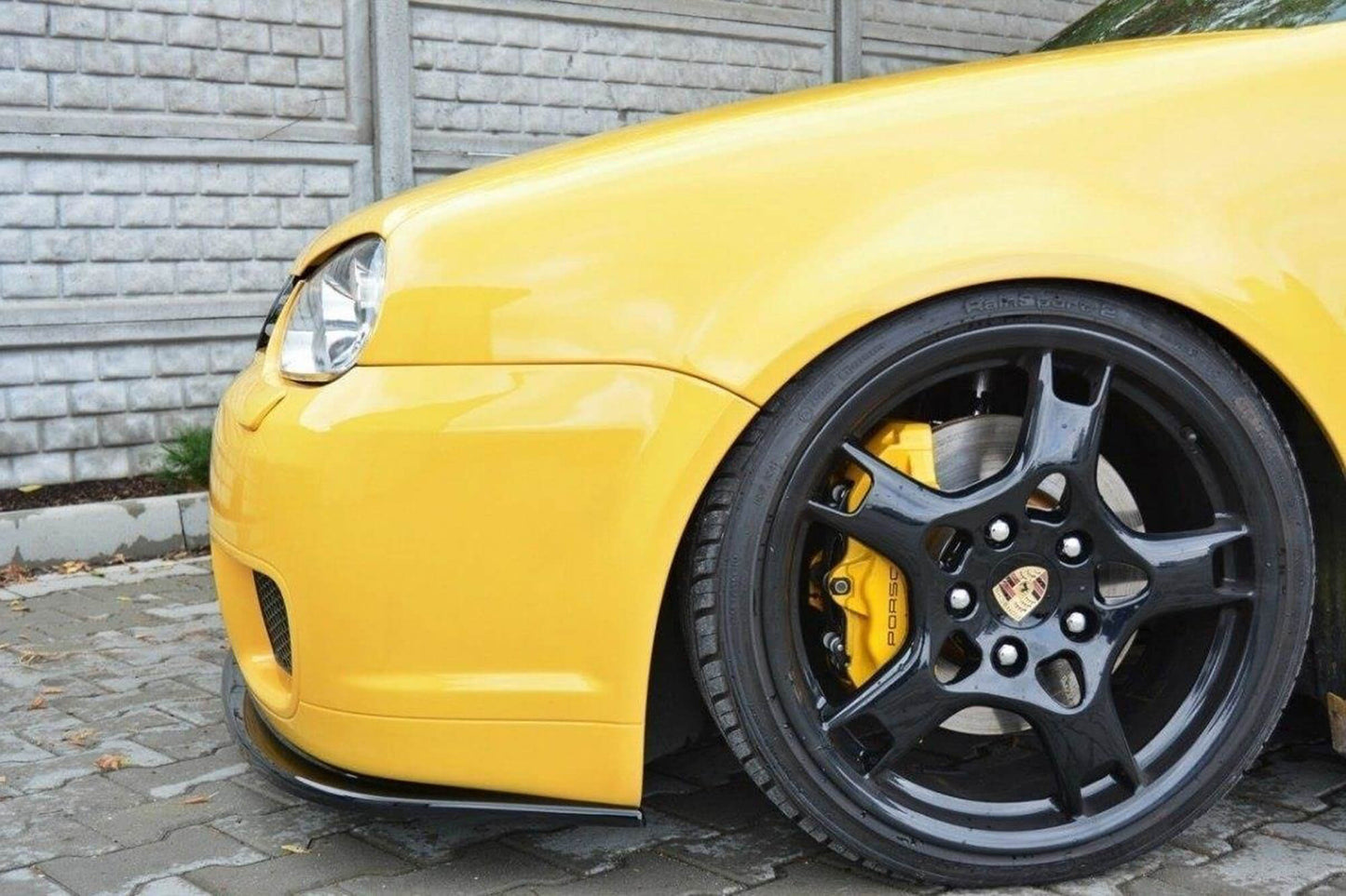 Spoiler Maxton Design pentru bara frontala R32 la VW Golf IV (2002-2004), negru mat