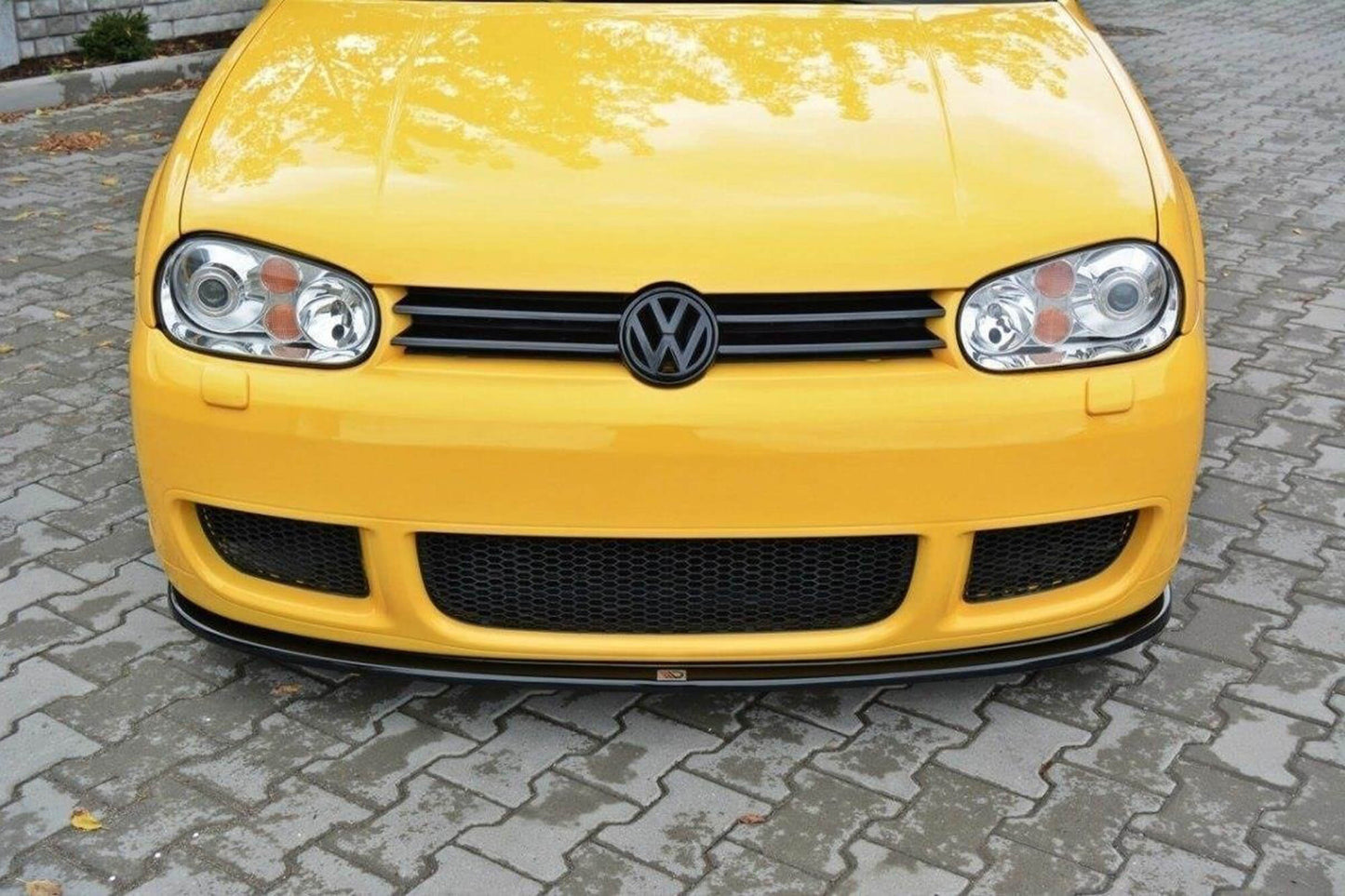 Spoiler Maxton Design pentru bara frontala R32 la VW Golf IV (2002-2004), negru mat