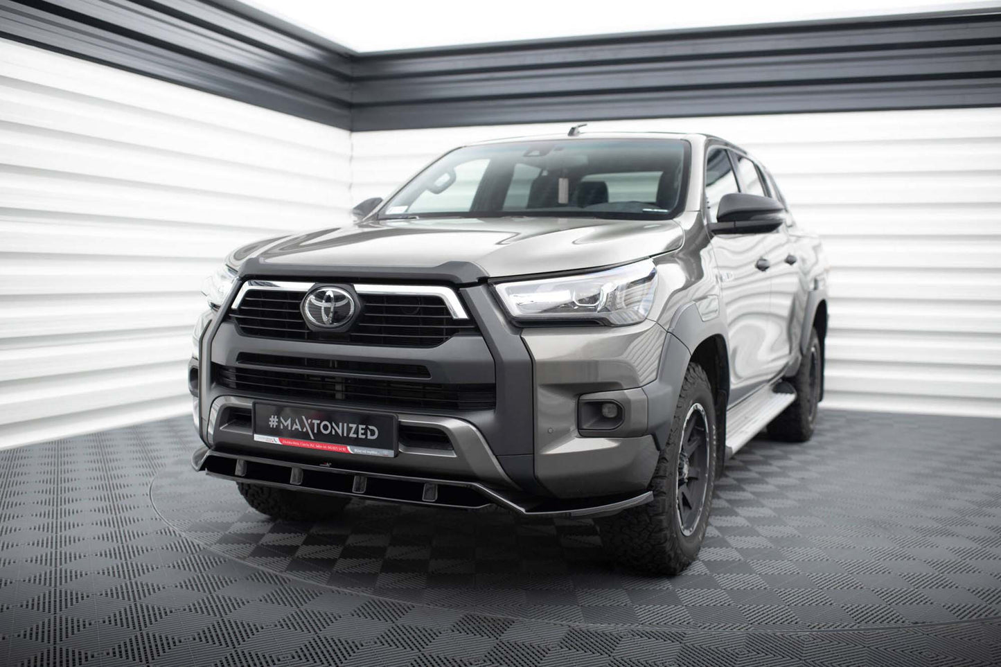 Spoiler / Splitter bara fata Maxton Design pentru Toyota Hilux Invincible (dupa 2020), lac negru